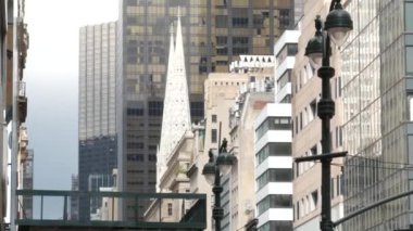 New York City Manhattan Midtown binası mimarisi, ABD 'de şehir sokağı. 5. Cadde 'deki konut ve iş yeri. Aziz Patrick Katedrali, yağmurlu bir günde. Amerikan Katolik Kilisesi