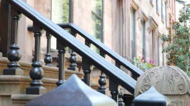 New York City konak binası, Brooklyn Heights yerleşim bölgesi, ABD. Brownstone şehir mimarisi, bağlı ev. Amerika Birleşik Devletleri emlak, Amerikan mülkü, New York 'ta apartmanlar ve evler.