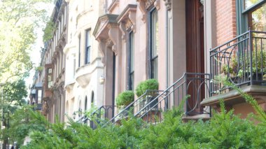 New York City konak binası, Brooklyn Heights yerleşim bölgesi, ABD. Brownstone şehir mimarisi, bağlı ev. Amerika Birleşik Devletleri emlak, Amerikan mülkü, New York 'ta apartmanlar ve evler.