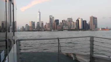 New York City feribottan Staten Island 'a ufuk çizgisi. Manhattan şehir merkezinde. Feribottan Dünya Ticaret Merkezi gökdelenine. Nehir kıyısı günbatımı manzarası, nehir kenarındaki binalar, Fidi, ABD