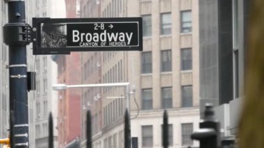 Broadway caddesi tabelası, Manhattan şehir merkezi finans bölgesi mimarisi, New York köşesi. Trafik levhası. Kahramanlar Kanyonu.