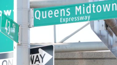 Queens Midtown tabelası. Brooklyn Queens otoyol tabelası, New York otoyolu tabelası, yeşil trafik işareti kalkanı, Birleşik Devletler taşımacılığı. Tek yönlü ok.