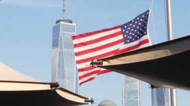 New York City rıhtımı, Manhattan şehir merkezi finans bölgesi, Dünya Ticaret Merkezi binası, nehir manzaralı gökdelenler. Amerikan bayrağı 11 Eylül anısına. New Jersey, ABD.