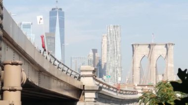 Brooklyn Köprüsü 'nden Manhattan' a. New York City silueti, finans bölgesi şehir manzarası. Dünya Ticaret Merkezi, Dünya Ticaret Merkezi gökdeleni. Iconic USA seyahat rotası. Amerika Birleşik Devletleri.