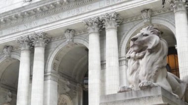 New York, Manhattan şehir merkezi Bryant Parkı. Halk kütüphanesi mimarisi, 42 sokak ve 5. Cadde köşesi, Birleşik Devletler. Amerika 'da NYC' nin simgesi. Dış görünüş ve aslan heykeli