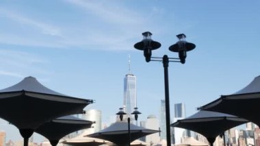 New York City rıhtımı, Manhattan şehir merkezi finans bölgesi, Dünya Ticaret Merkezi binası, nehir manzaralı gökdelenler. J Owen Grundy Park, New Jersey 'den. Birleşik Devletler mimarisi. Hudson..