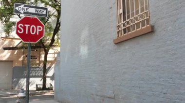 New York tek yönlü kavşak, Minetta caddesi tek yönlü ok. Manhattan Greenwich Village konut mimarisi, New York Birleşik Devletleri. Mavi tuğla duvar, pencere, kırmızı yol işareti
