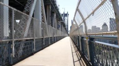 Manhattan Köprüsü 'nden Brooklyn Dumbo' ya. New York 'un sembolü, Amerika' nın seyahat yeri. Birleşik Devletler 'in mimarisi, turizm simgesi. Kablolu yayın köprüsü. Yaya yolu perspektifi.