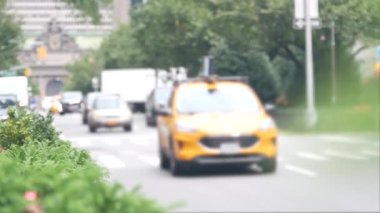 New York City Park Bulvarı. 42. Cadde 'deki Grand Central Terminal İstasyonu. Manhattan Midtown 'da. NYC, ABD 'de sarı taksi. Amerikan şehir trafiği, ABD 'de ulaşım. Odaklanmamış.