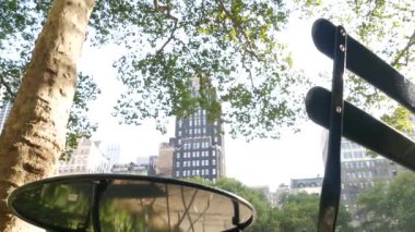 New York, Manhattan Midtown Bryant Parkı 42 sokak ve 5. Cadde köşesi, Birleşik Devletler. Amerika 'da NYC' nin simgesi. Yaz mevsiminde boş sandalye ve masa.
