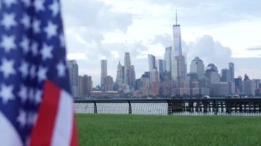 New York City rıhtım silueti, Manhattan Şehir Merkezi Dünya Ticaret Merkezi gökdeleni. New Jersey, ABD 'den şehir manzarası. Amerikan bayrağı 11 Eylül, ABD. Bağımsızlık ve Hatıra sembolü. Rüzgâr