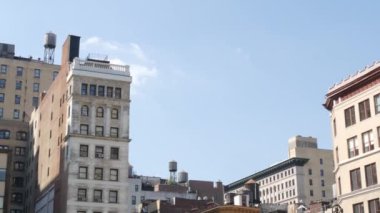 New York City Broadway, Manhattan şehir merkezi Union Square binası mimarisi. Şehir dışındaki konutlar. ABD 'de gayrimenkul. Tipik tuğla cephesi. Çatıdaki su kulesi, çatıdaki tank..