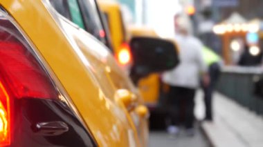New York Şehri Grand Central Terminal İstasyonu, 42. Sokak. Manhattan Midtown 'da. Sarı taksi durağı, Pershing Square, NYC, ABD 'de araba nakliyesi. Amerikan şehir trafiği, yayalar.