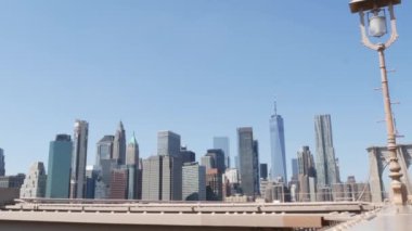 Brooklyn Köprüsü 'nden Manhattan' a. New York City gökyüzü mimarisi, finans bölgesi şehir manzarası. Dünya Ticaret Merkezi, Dünya Ticaret Merkezi gökdeleni, fener. ABD seyahat rotası. Amerika Birleşik Devletleri.