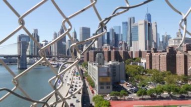 Manhattan Köprüsü 'nden Brooklyn Köprüsü. New York City şehir merkezi, finans bölgesi şehir merkezi, Dünya Ticaret Merkezi. FDR Drive karayolu üzerindeki taşımacılık trafiği, Doğu Nehri suyu, ABD.