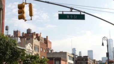 New York City kavşağı, Manhattan, 6 ave, 6. Cadde kavşağı tabelası. Midtown, Greenwich Village, Birleşik Devletler. Yol işareti ve trafik ışığı. Çatıdaki su kulesi, Dünya Ticaret Merkezi..
