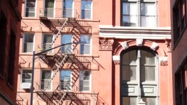New York City klasik bina mimarisi, Manhattan, ABD. Şehir dışındaki konutlar. Birleşik Devletler 'de gayrimenkul. Tipik kırmızı tuğla cephesi. Yangın çıkışı, acil merdiven çıkışı..