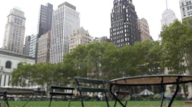 New York City, Manhattan Midtown Bryant Park. Halk kütüphanesi, 42 sokak ve 5. Cadde köşesi, ABD. Amerika 'da NYC' nin simgesi. Yeşillikte boş sandalye ve masa. Yeşil çimen.