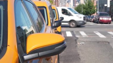 New York 'ta. Queens caddesindeki sarı taksiler. Long Island, LIC 'de bir sürü taksi var. Madalyon taksi ve Manhattan şehir merkezi şehir merkezi silueti. Yüksek binalı mimari.