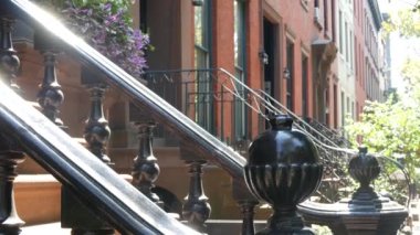 New York City konak binası, Brooklyn Heights yerleşim bölgesi, ABD. Brownstone şehir mimarisi, bağlı ev. Amerika Birleşik Devletleri emlak, Amerikan mülkü, New York 'ta apartmanlar ve evler.
