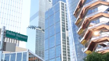 New York, Birleşik Devletler. Hudson Yards kentsel mimarisi Chelsea, Manhattan Midtown, NYC, ABD 'de. Yeni modern gökdelenler, Amerikan iş binaları ve gayrimenkul. Yol işareti.