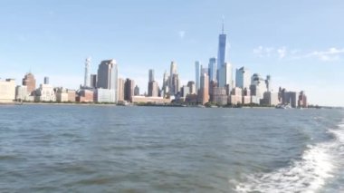 Feribottan New York City silueti. Manhattan şehir merkezinde. Feribottan Dünya Ticaret Merkezi gökdelenine. Hudson nehri kıyısı manzarası, nehir kıyısındaki binalar mimarisi, Finansal bölge, ABD.