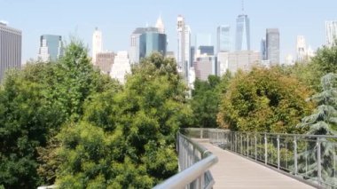 New York City Manhattan, Downtown Financial District Skyline şehir merkezi, Brooklyn Heights köprüsü, Birleşik Devletler. Şehir mimarisi, Dünya Ticaret Merkezi gökdeleni. Squibb Park Köprüsü