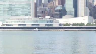 New York şehri kıyısı silueti, Manhattan şehir merkezi binaları, nehir kıyısındaki gökdelenler, doğu nehri suyu. Liman kenti manzarası, Gantry Plaza Park, Long Island, Queens. Birleşik Devletler mimarisi.