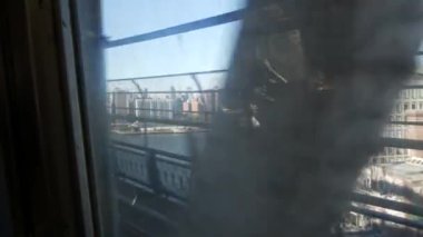 New York metro treni, Manhattan Köprüsü. Kirli pencereden kamerayı sallamak. Şehir merkezi metro ulaşımı, şehir trafiği. Yolcu trenini yükseltti, Empire State, Midtown, NYC, ABD.