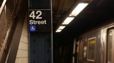 New York metro istasyonu içi, yeraltı metro platformu tabelası. Metro treni yolcu treni, toplu taşıma, Birleşik Devletler. Metin tabelası 42. Grand Central Terminali, Manhattan.