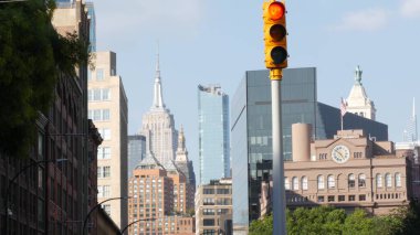 New York caddesi kavşağı, sarı trafik ışığı, ulaşım yolu kavşağı, Birleşik Devletler mimarisi. Empire State Binası, Amerikan bayrağı, Union Meydanı. New York Manhattan Bowery Bölgesi