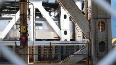 New York City Manhattan Köprüsü 'nden Brooklyn Dumbo' ya. Yaya yolundan gelen Amerikan metro treni. Birleşik Devletler demiryolu taşımacılığı. ABD 'de demiryolu trafiği ve mimarisi.