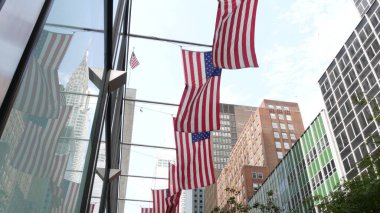 New York, Amerikan bayrağı dalgalanması. Chrysler binası. Manhattan şehir merkezi 42. Cadde, şehir mimarisi. Özgürlük, demokrasi, özgürlük ve vatanseverliğin sembolü. Star Spangled Banner, Eski Zafer. Yıldızlar, Çizgiler