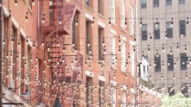 New York City klasik bina mimarisi. Evin dış cephesi. ABD 'de gayrimenkul. Tipik kırmızı tuğla cephesi. Manhattan şehir merkezi finans bölgesi, Stone Caddesi. Yangın merdiveni.