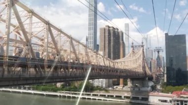 New York City Roosevelt Adası tramvayı Manhattan Midtown sokaklarına gidiyor. Queensboro Köprüsü yakınlarındaki Amerikan tramvayı. ABD 'de toplu taşıma. Yukarı doğu yakası mimarisi, ufuk çizgisi şehir manzarası.