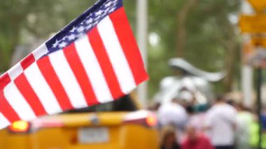 New York City Suçlama Boğa, Wall Street Borsa sembolü ABD. Aşağı Manhattan Merkez Finans Bölgesi, Birleşik Devletler. Broadway caddesinde Amerikan Bayrağı. Odaklanamayan turistler. Yer imi.