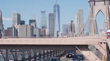 Arabalar Brooklyn Köprüsü 'nden Dumbo' ya. New York City Manhattan şehir merkezi silueti, finans bölgesi şehir manzarası. Dünya Ticaret Merkezi, Dünya Ticaret Merkezi gökdeleni. Yol trafiği ve mimari. İkonik simge, ABD seyahati
