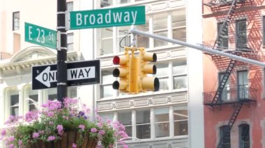 Broadway sokak tabelası, Manhattan şehir merkezi mimarisi, New York köşesi. Sarı trafik ışığı. Madison Square Park yakınlarındaki Flatiron bölgesinde. 23. Cadde, Bway ve 5. Cadde 'nin kesiştiği yerde. Tek yön