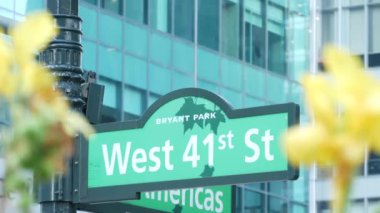 New York City kavşağı, 41 sokak kavşağı yeşil yol tabelası. 6. Cadde, Amerika Bulvarı, Midtown İş Bölgesi, New York, Bryant Park. Yükselen gökdelen mimarisi, metin yol işareti.