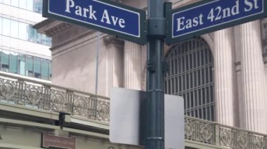 New York City Grand Central Terminali, 42 sokak, Park Avenue, Pershing Square mimarisi. Şehir merkezi, demiryolu ulaşımı. NYC kavşağı, Doğu 42. köşe, kavşak tabelası.