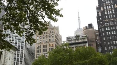 New York, Manhattan Midtown Bryant Parkı 42 sokak ve 5. Cadde köşesi, Birleşik Devletler. Amerika 'da NYC' nin simgesi. Parkın bahçesinde ağaçlar yeşillik. Binalar.