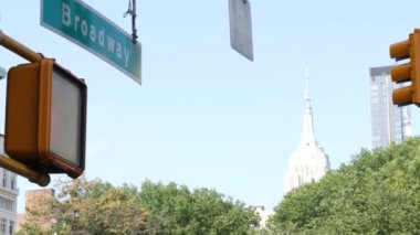 Broadway sokak tabelası, Manhattan şehir merkezi mimarisi, Empire State Binası, New York. Yol ayrımında sarı trafik ışığı. Tarihi bölge kavşağı, Union Square Park, ABD.