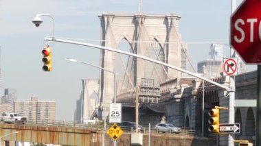 Brooklyn Köprüsü 'nden Manhattan' a. New York 'un simgesel sembolü, ABD' nin seyahat hedefi. Amerika Birleşik Devletleri 'nin mimarisi, turist simgesi. Meşhur kablolu yayın köprüsü. Yükseltilmiş yoldaki araba