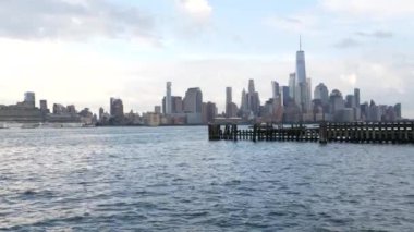 New York City rıhtımı, Manhattan şehir merkezi finans bölgesi, Dünya Ticaret Merkezi binası, nehir manzaralı gökdelenler. Hoboken New Jersey 'den. Birleşik Devletler mimarisi. Hudson Nehri eski iskelesi