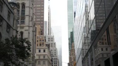 New York City Manhattan Midtown binası mimarisi, ABD 'de şehir sokağı. Amerika 'da 5. Cadde' deki Amerikan yerleşim ve iş yeri gayrimenkulleri. Aziz Thomas Kilisesi.