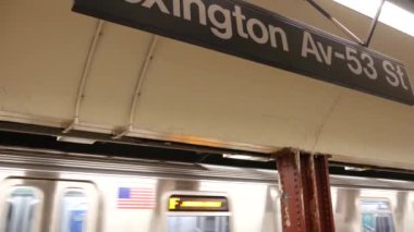 New York metro istasyonu içi, yeraltı metro platformu tabelası. Metro treni, demiryolu yolcusu toplu taşıma, Birleşik Devletler. Lexington Bulvarı. Lex Caddesi. Manhattan şehir merkezi.