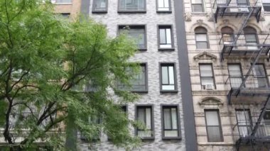 New York City klasik bina mimarisi. Şehir dışındaki konutlar. ABD 'de gayrimenkul. Amerika 'da tipik bir tuğla cephesi. Yangın çıkışı, acil merdiven çıkışı..