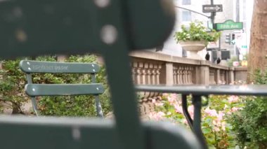 Beşinci cadde, 5 ave yolu tabelası, Manhattan şehir merkezi mimarisi, New York 5 av, 42 sokak yeşil köşe Bryant Park ve Kütüphane. Trafik işaretleri ABD 'de. Sandalye ve masa, metal bank.
