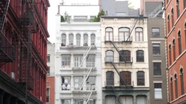 New York City Manhattan Soho Moda Bölgesi, Crosby Caddesi, Broadway yakınlarında. Amerikan şehir binası cephesi, eski klasik mimari. New York, Amerika 'dan alışveriş. İş ya da konut gayrimenkul.