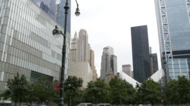 New York City Aşağı Manhattan Finansal Bölge sokak mimarisi, Birleşik Devletler. Bir Dünya Ticaret Merkezi gökdelen binası, ABD. Amerikan şehir parkı. Özgürlük Kulesi 'nin yanındaki 911 Anıt Havuzları.